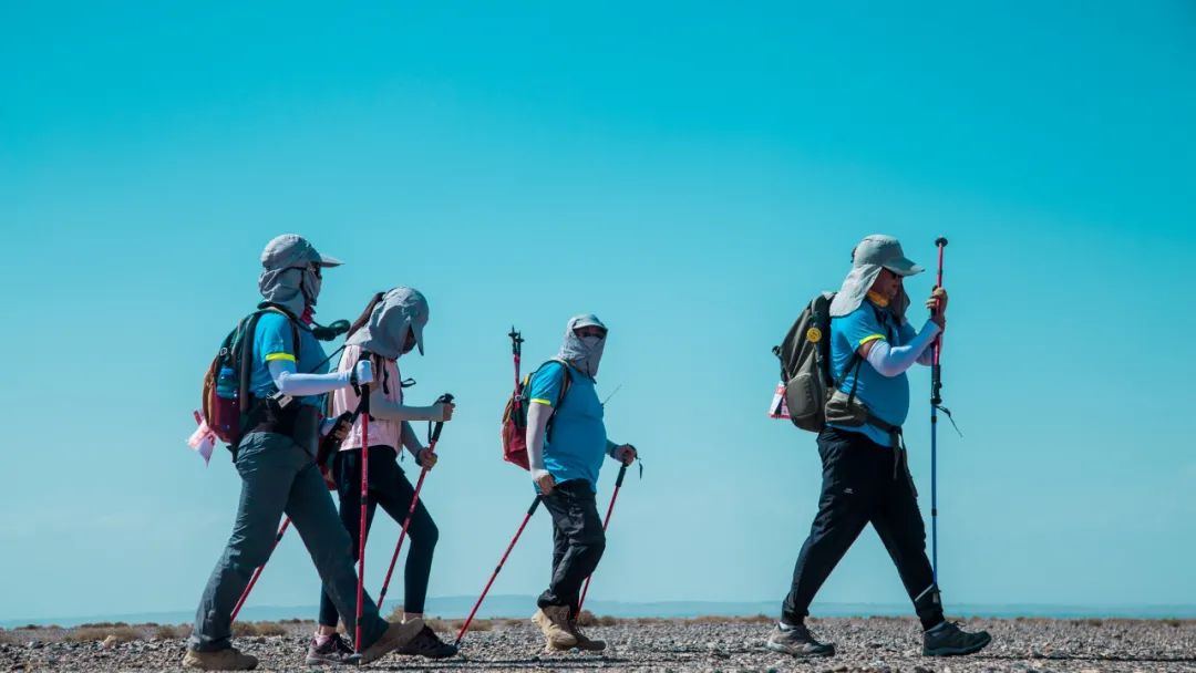 88公里敦煌戈壁徒步是一种怎样的体验？走过这条路，此生无憾！